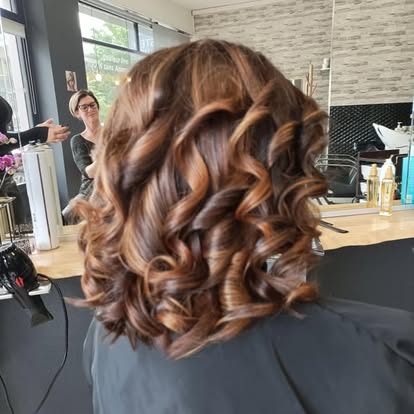 Balayage cuivré et boucles sur carré mi-long — réalisation du salon