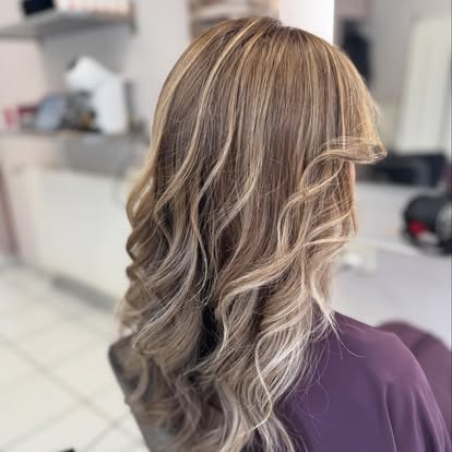 Balayage blond miel sur cheveux mi-longs — réalisation du salon